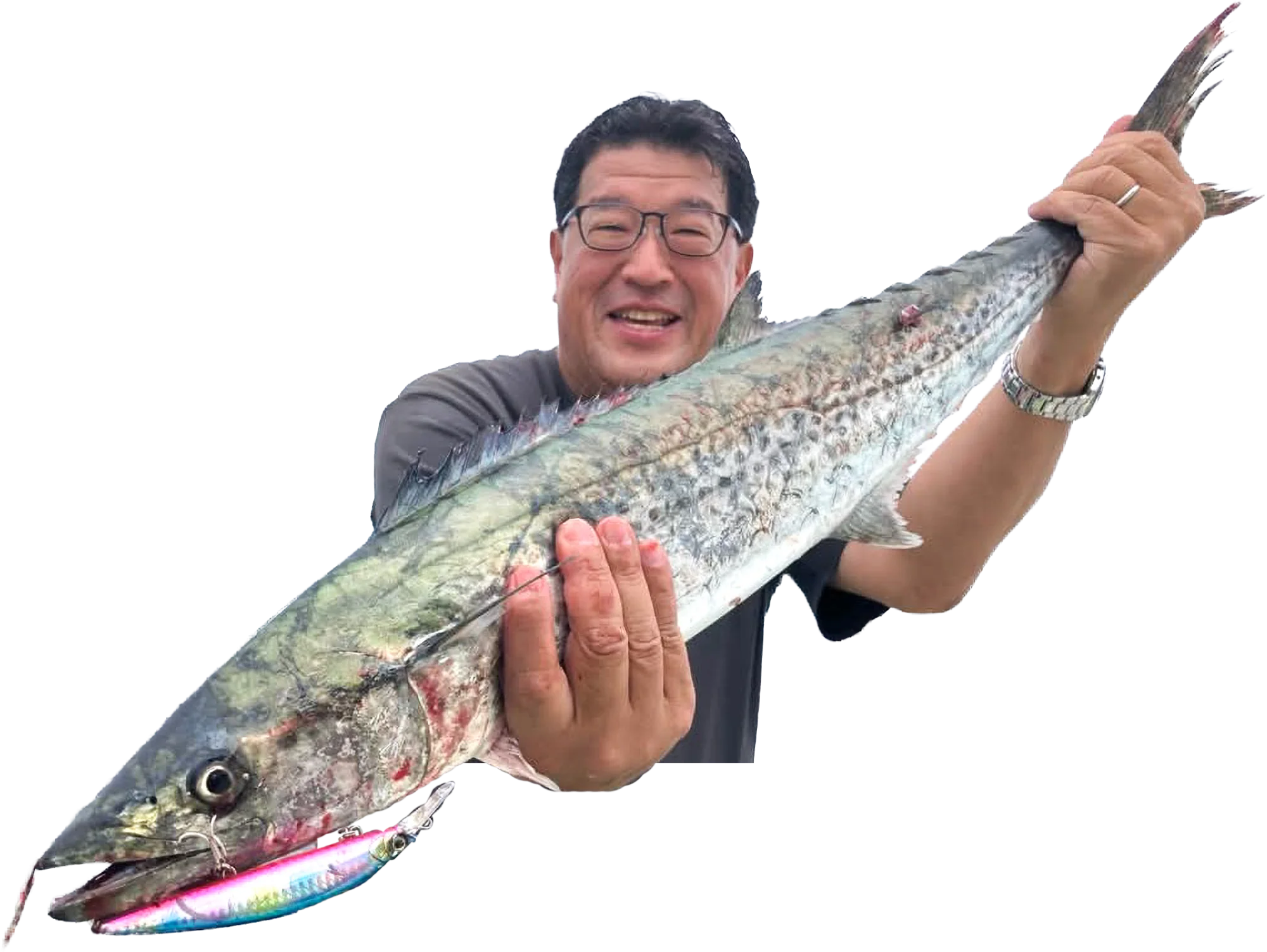 釣り上げた大きな魚を掲げて笑顔を見せる川口博史